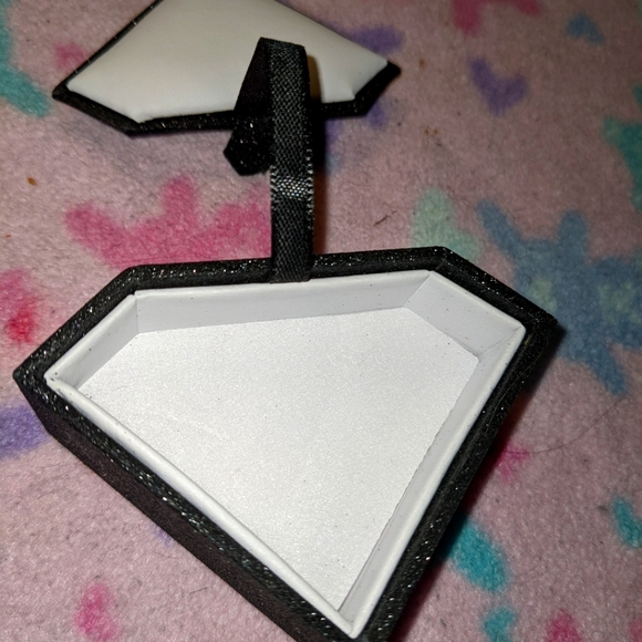 Diamond shaped jewelry box - Picture 2 of 2